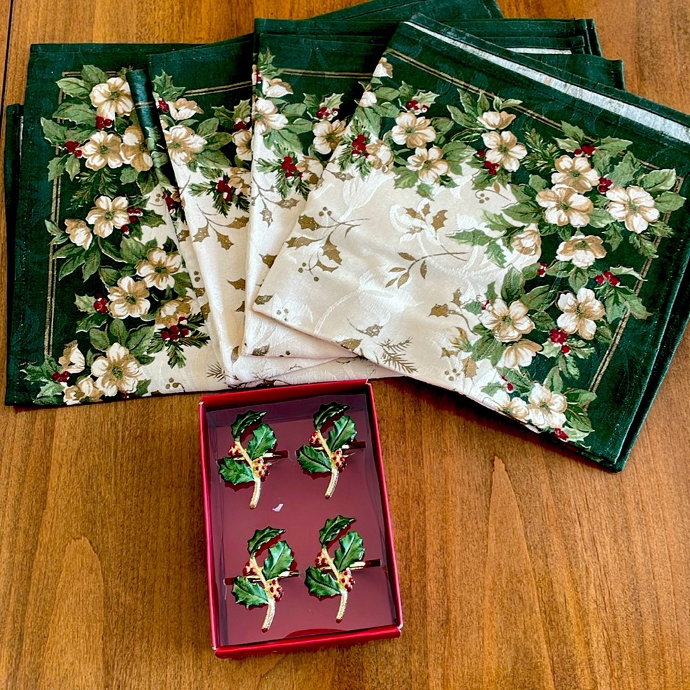 Set of 4 Christmas cloth napkins and ring holders